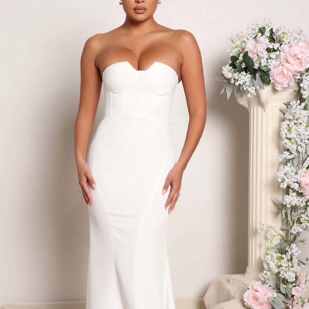 Fashion Nova - Rikki Maxi Dress - White
Size: L